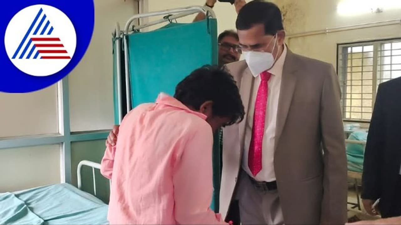 ಉಡುಪಿ ಜಿಲ್ಲಾಸ್ಪತ್ರೆಗೆ ಹೈಕೋರ್ಟ್ ಜಡ್ಜ್ ದಿಢೀರ್ ಭೇಟಿ; ಇನ್ನು ಕುಡಿಯಲ್ಲವೆಂದು ಕಣ್ಣೀರಿಟ್ಟ ವ್ಯಕ್ತಿ ಉಡುಪಿ ಜಿಲ್ಲಾಸ್ಪತ್ರೆಗೆ ಹೈಕೋರ್ಟ್ ಜಡ್ಜ್ ದಿಢೀರ್ ಭೇಟಿ; ಇನ್ನು ಕುಡಿಯಲ್ಲವೆಂದು ಕಣ್ಣೀರಿಟ್ಟ ವ್ಯಕ್ತಿ