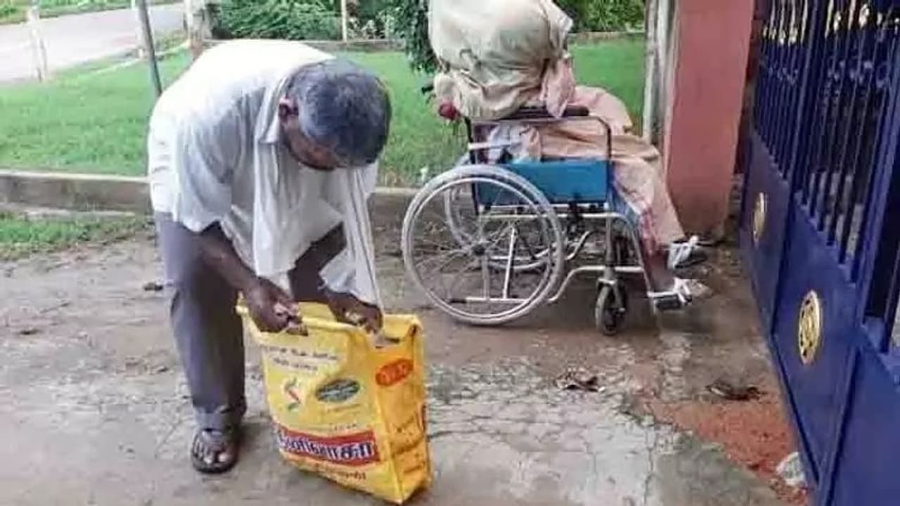 मजबूर बेटा बुजुर्ग मां का शव व्हीलचेयर पर लादकर पहुंचा श्मशान, अपनों ने मुंह मोड़ा, पूर्व सैनिक ने की मदद मजबूर बेटा बुजुर्ग मां का शव व्हीलचेयर पर लादकर पहुंचा श्मशान, अपनों ने मुंह मोड़ा, पूर्व सैनिक ने की मदद