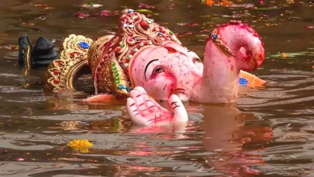 ഗണേശ വിഗ്രഹ നിമജ്ജന പരിപാടികളുമായി ബന്ധപ്പെട്ട് മഹാരാഷ്ട്രയില് 19 മരണം ഗണേശ വിഗ്രഹ നിമജ്ജന പരിപാടികളുമായി ബന്ധപ്പെട്ട് മഹാരാഷ്ട്രയില് 19 മരണം