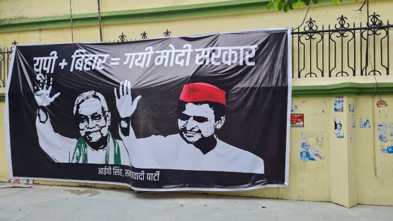 యూపీ+ బీహార్=గయా మోడీ సర్కార్.. వైరల్ అవుతున్న పోస్టర్లు యూపీ+ బీహార్=గయా మోడీ సర్కార్.. వైరల్ అవుతున్న పోస్టర్లు