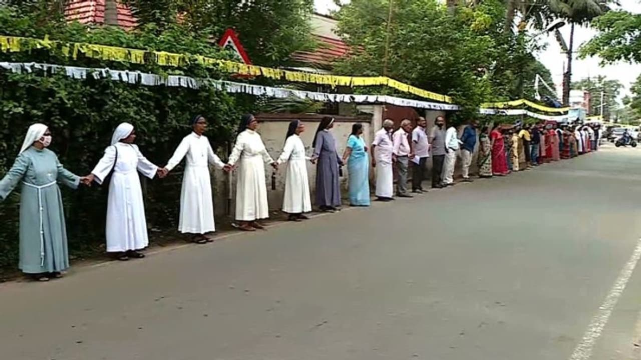 എറണാകുളത്ത് 17 കി.മീ നീളത്തിൽ മനുഷ്യചങ്ങല സംഘടിപ്പിച്ച് ലത്തീൻ സഭ എറണാകുളത്ത് 17 കി.മീ നീളത്തിൽ മനുഷ്യചങ്ങല സംഘടിപ്പിച്ച് ലത്തീൻ സഭ