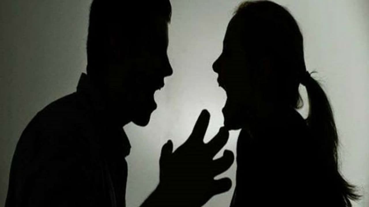 'पति के कपड़ों से आती है दुर्गंध, नहीं रह सकती हूं साथ' बलिया में महिला की शिकायत सुनकर अधिकारी भी रह गए हैरान 'पति के कपड़ों से आती है दुर्गंध, नहीं रह सकती हूं साथ' बलिया में महिला की शिकायत सुनकर अधिकारी भी रह गए हैरान