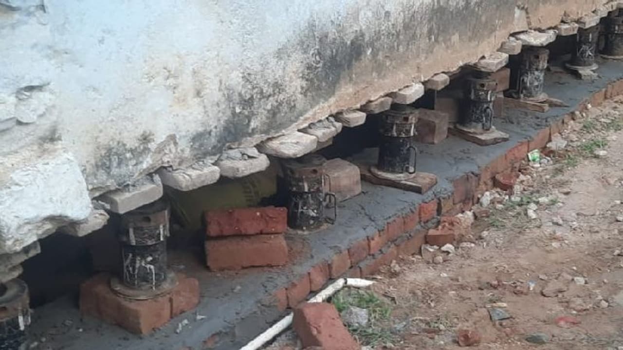 राजस्थान में एक शख्स ने जमीन से 3 फीट ऊपर उठाया अपना मकान, बचा लिए 1 करोड़ रुपए, यूज की खास तकनीक... राजस्थान में एक शख्स ने जमीन से 3 फीट ऊपर उठाया अपना मकान, बचा लिए 1 करोड़ रुपए, यूज की खास तकनीक...