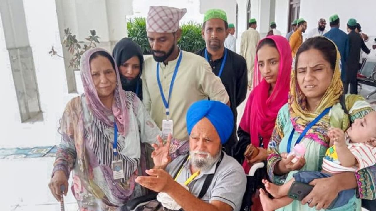 ৭৫ বছর পর হারিয়ে যাওয়া শিখ ভাইকে খুঁজে পেল মুসলিম বোন, পাকিস্তানে ভাই বোনের মিলন যেন রূপকথার গল্প