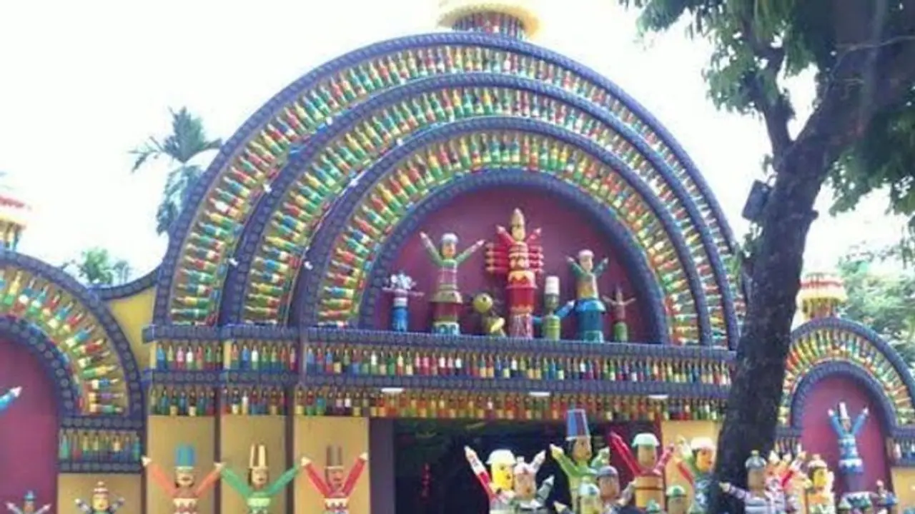 বাতিল প্ল্যাস্টিকের বোতল আর রঙ উত্তর কলকাতার এই পুজো মণ্ডপে যেন রামধনু ছটা বাতিল প্ল্যাস্টিকের বোতল আর রঙ উত্তর কলকাতার এই পুজো মণ্ডপে যেন রামধনু ছটা