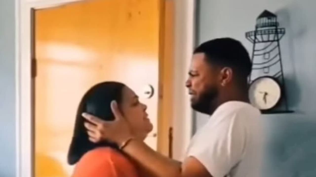 बेटे ने 8 साल बाद देखा मां को.. भावुक कर देगा उनका ये मिलन, देखिए वायरल वीडियो बेटे ने 8 साल बाद देखा मां को.. भावुक कर देगा उनका ये मिलन, देखिए वायरल वीडियो