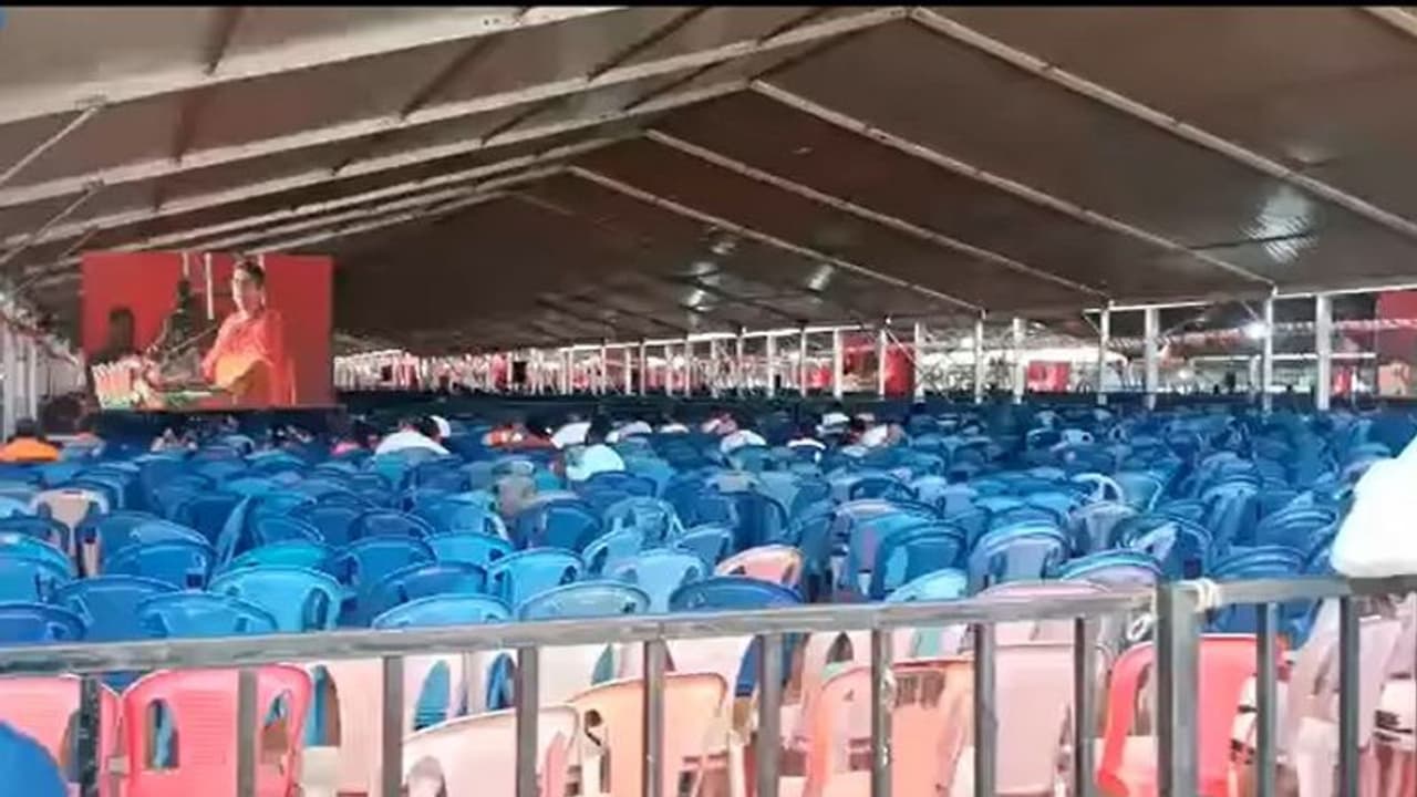 ಇದು ಜನಸ್ಪಂದನೆಯಲ್ಲ, ಖಾಲಿ ಕುರ್ಚಿಗಳ ಸ್ಪಂದನೆ: ವಿಡಿಯೋ ಬಿಟ್ಟ ಕಾಂಗ್ರೆಸ್ ಇದು ಜನಸ್ಪಂದನೆಯಲ್ಲ, ಖಾಲಿ ಕುರ್ಚಿಗಳ ಸ್ಪಂದನೆ: ವಿಡಿಯೋ ಬಿಟ್ಟ ಕಾಂಗ್ರೆಸ್