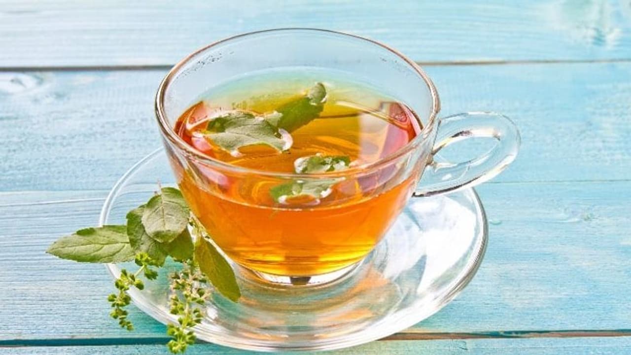 ചായ പ്രേമിയാണോ? എങ്കിൽ ദിവസവും തുളസി ചായ ശീലമാക്കൂ, കാരണം...