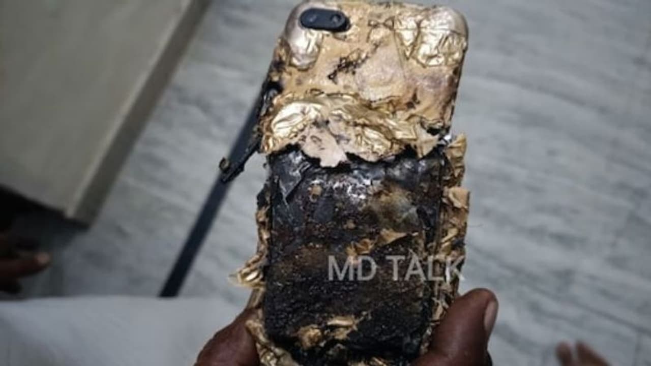 மொபைல் போன் வெடித்து பலியான பெண்.. இந்தியாவில் இதுதான் முதல் முறை அதிர்ச்சி சம்பவம்! மொபைல் போன் வெடித்து பலியான பெண்.. இந்தியாவில் இதுதான் முதல் முறை அதிர்ச்சி சம்பவம்!