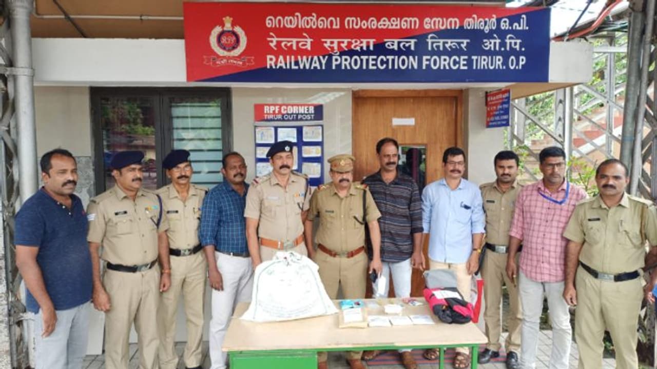 പ്ലാറ്റ്ഫോമിൽ യാത്രക്കാരുടെ ഇരിപ്പിടത്തിനടിയിൽ ഉടമയില്ലാത്ത ബാഗ്, പരിശോധിച്ചപ്പോൾ പിടികൂടിയത് മാരക ലഹരി പ്ലാറ്റ്ഫോമിൽ യാത്രക്കാരുടെ ഇരിപ്പിടത്തിനടിയിൽ ഉടമയില്ലാത്ത ബാഗ്, പരിശോധിച്ചപ്പോൾ പിടികൂടിയത് മാരക ലഹരി