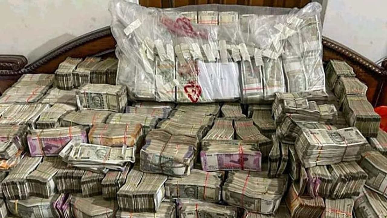 ১২ ঘণ্টার ম্যারাথন তল্লাশি গার্ডেনরিচের ব্যবসায়ীর বাড়িতে, ৮টি ট্রাঙ্কে ভরা হল ১৭ কোটি টাকা ১২ ঘণ্টার ম্যারাথন তল্লাশি গার্ডেনরিচের ব্যবসায়ীর বাড়িতে, ৮টি ট্রাঙ্কে ভরা হল ১৭ কোটি টাকা