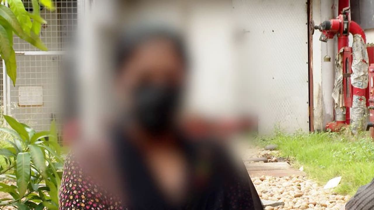 കൊച്ചിയിൽ ക്രൂര ബലാത്സംഗത്തിനിരയായ യുവതിയെ പ്രതി പിറകെ നടന്ന് ഭീഷണിപ്പെടുത്തുന്നു, ആക്രമിക്കുന്നു, പരാതി കൊച്ചിയിൽ ക്രൂര ബലാത്സംഗത്തിനിരയായ യുവതിയെ പ്രതി പിറകെ നടന്ന് ഭീഷണിപ്പെടുത്തുന്നു, ആക്രമിക്കുന്നു, പരാതി