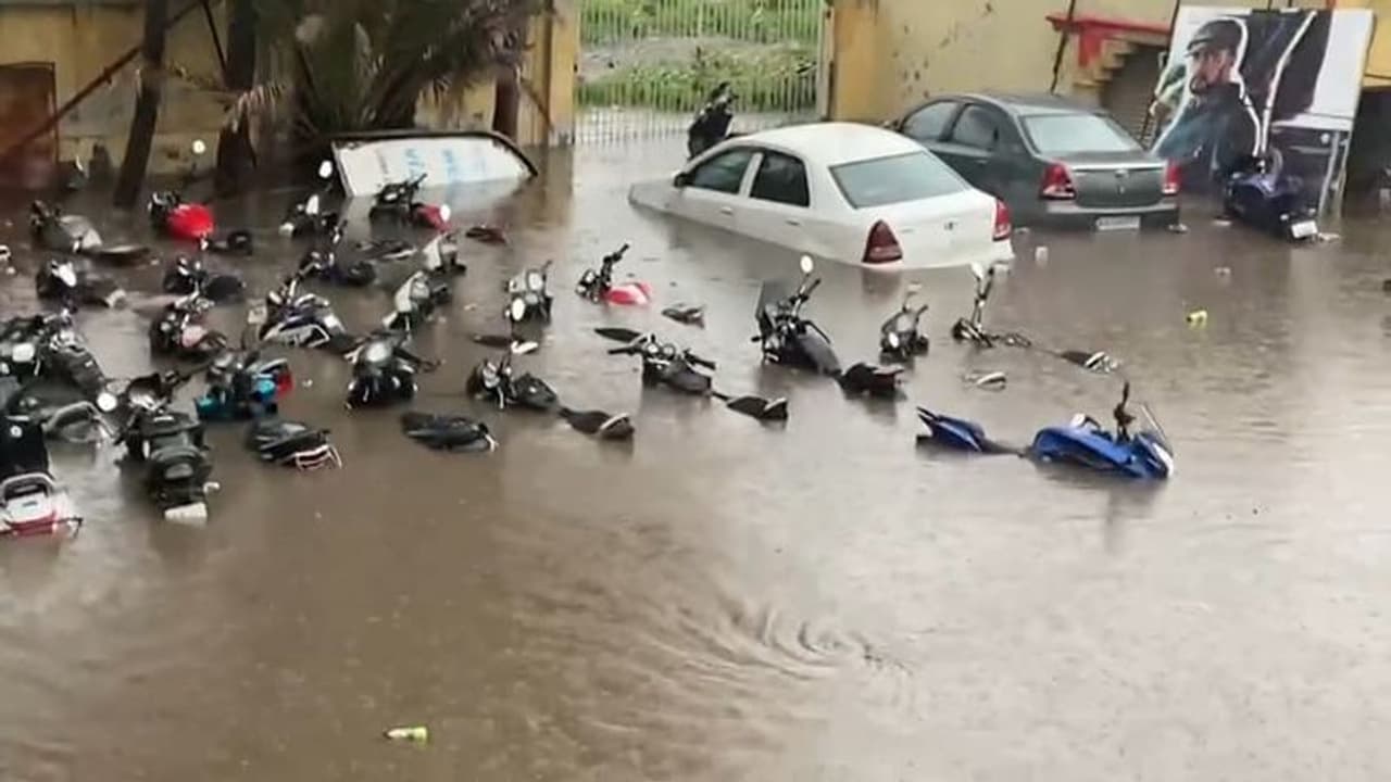 Karnataka Rains: ಮಳೆ ಸಂತ್ರಸ್ತರಿಗೆ ಸಾಂಕ್ರಾಮಿಕ ರೋಗದ ಭೀತಿ..! Karnataka Rains: ಮಳೆ ಸಂತ್ರಸ್ತರಿಗೆ ಸಾಂಕ್ರಾಮಿಕ ರೋಗದ ಭೀತಿ..!