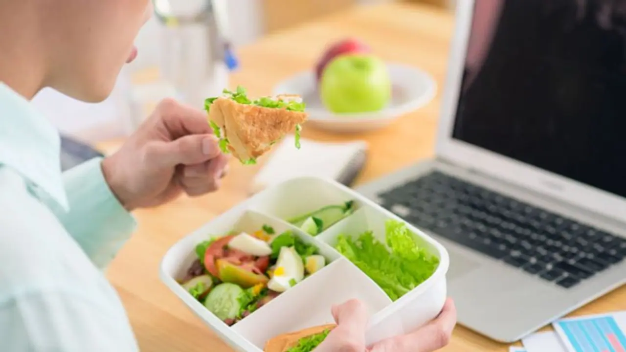 ലഞ്ച് ബോക്‌സിലെ ദുർ​ഗന്ധം അകറ്റാന്‍ ഇതാ നാല് വഴികള്‍...