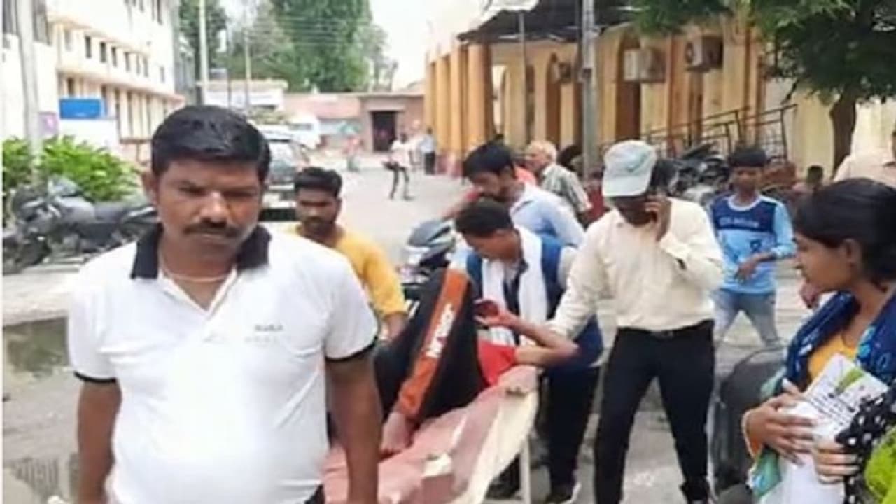 बरेली: ब्लैकमेलिंग से परेशान युवक ने बॉयफ्रेंड से लिया खौफनाक बदला, मामला जान आप भी रह जाएंगे दंग बरेली: ब्लैकमेलिंग से परेशान युवक ने बॉयफ्रेंड से लिया खौफनाक बदला, मामला जान आप भी रह जाएंगे दंग