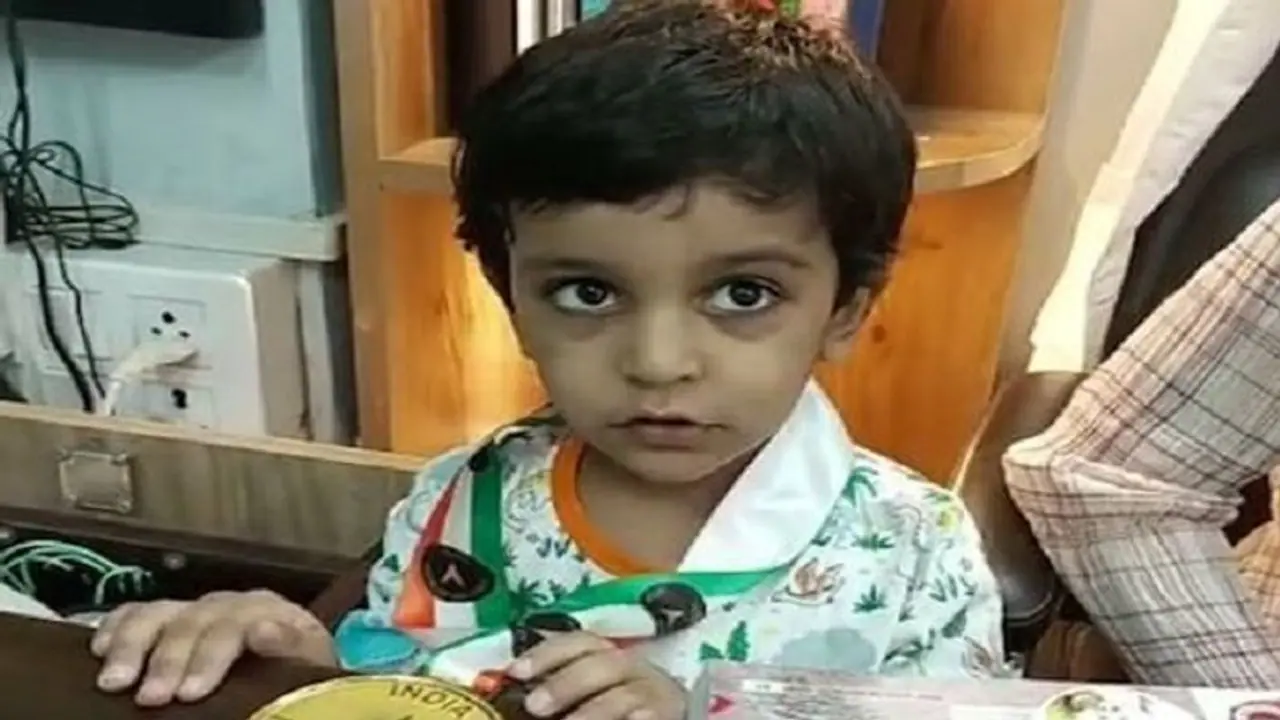 नन्हें शजीत ने 3 मिनट में मानव शरीर की सभी हड्डियों के गिनाए नाम, मां की ट्रेनिंग से बना लिया नया रिकॉर्ड नन्हें शजीत ने 3 मिनट में मानव शरीर की सभी हड्डियों के गिनाए नाम, मां की ट्रेनिंग से बना लिया नया रिकॉर्ड