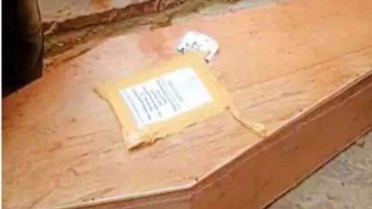 అంత్యక్రియలు జరిగిన మరుసటి రోజు 'చనిపోయిన' మహిళ రిటర్న్.. పూడ్చిన శవాన్ని బయటకు తీసి.. అంత్యక్రియలు జరిగిన మరుసటి రోజు 'చనిపోయిన' మహిళ రిటర్న్.. పూడ్చిన శవాన్ని బయటకు తీసి..