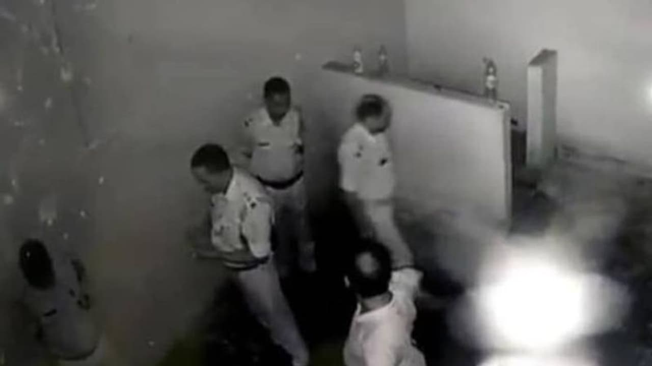 'പണി അത്ര പോരാ', അഞ്ച് പൊലീസുകാരെ ലോക്കപ്പിലടച്ച് ഉന്നത ഉദ്യോഗസ്ഥൻ; നടപടി വേണമെന്ന് അസോസിയേഷൻ 'പണി അത്ര പോരാ', അഞ്ച് പൊലീസുകാരെ ലോക്കപ്പിലടച്ച് ഉന്നത ഉദ്യോഗസ്ഥൻ; നടപടി വേണമെന്ന് അസോസിയേഷൻ