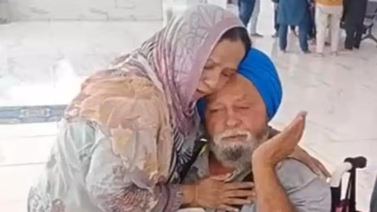 കണ്ണീരിന്റെ നനവുള്ള 75 വർഷം, സഹോദരിയെ ആദ്യമായി കണ്ട് അമർജീത്; മതം മാറിനിന്ന അപൂർവ കൂടിച്ചേരല് കണ്ണീരിന്റെ നനവുള്ള 75 വർഷം, സഹോദരിയെ ആദ്യമായി കണ്ട് അമർജീത്; മതം മാറിനിന്ന അപൂർവ കൂടിച്ചേരല്