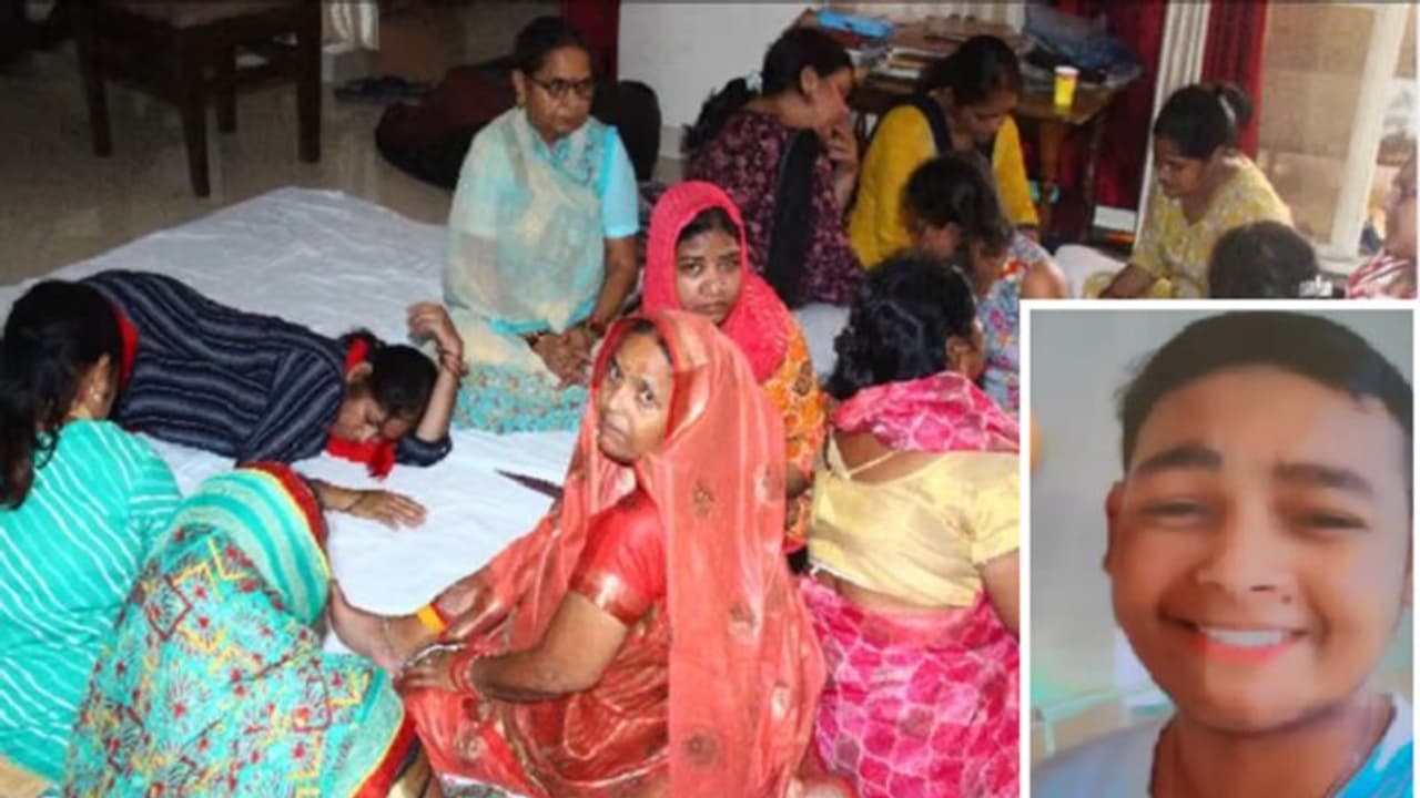 झांसी में जीएसटी डिप्टी कमिश्नर के बेटे ने सुसाइट से पहले लड़की को भेजा था मैसेज, एक दोस्त को भी किया था फोन