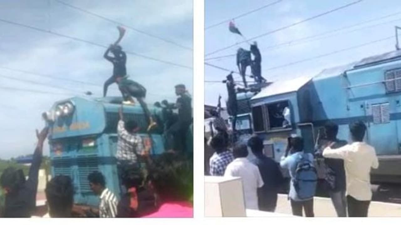 பரமக்குடியில் ரயில் எஞ்சின் மீது ஏறிய இளைஞர்... கொடியசைத்தபோது தாக்கிய மின்சாரம்.. பதறவைக்கும் காட்சிகள் பரமக்குடியில் ரயில் எஞ்சின் மீது ஏறிய இளைஞர்... கொடியசைத்தபோது தாக்கிய மின்சாரம்.. பதறவைக்கும் காட்சிகள்