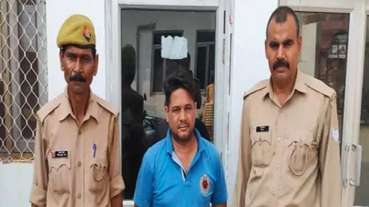 पुलिस की करतूत मोबाइल में कैदकर पैसे वसूलने का था काम, चौकी में नहीं हुआ सफल तो थाने पहुंच गया आरोपी पुलिस की करतूत मोबाइल में कैदकर पैसे वसूलने का था काम, चौकी में नहीं हुआ सफल तो थाने पहुंच गया आरोपी