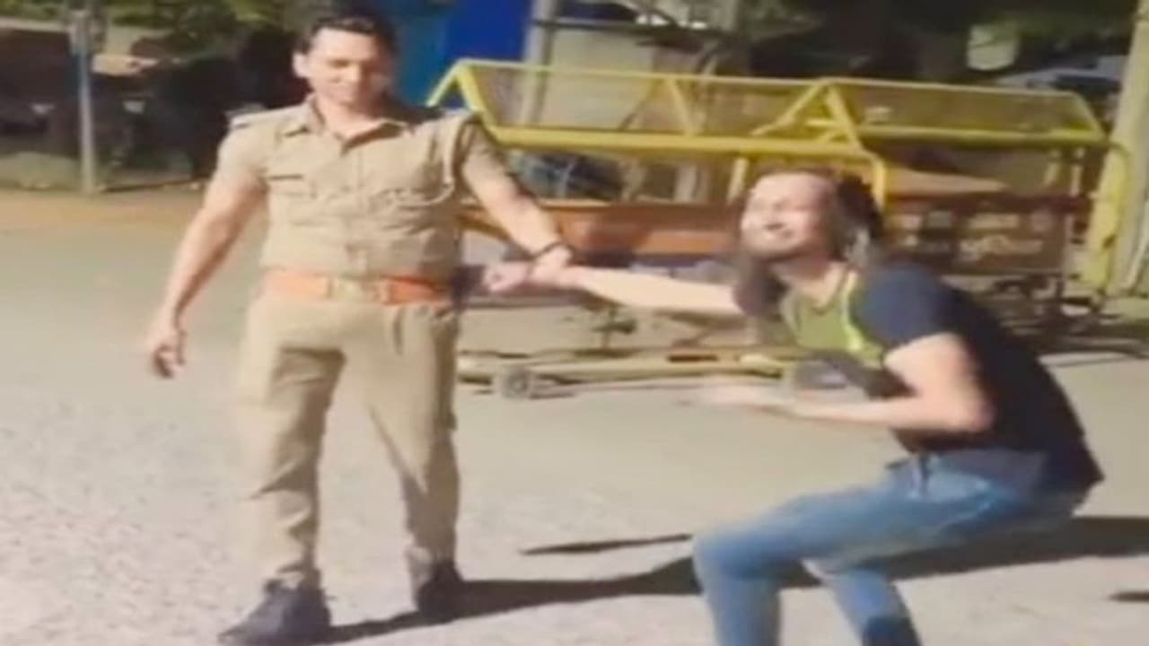 प्रयागराज: सिपाही ने पुलिस चौकी के सामने युवक संग बनाया टिक टॉक वीडियो, CO ने लिया एक्शन प्रयागराज: सिपाही ने पुलिस चौकी के सामने युवक संग बनाया टिक टॉक वीडियो, CO ने लिया एक्शन