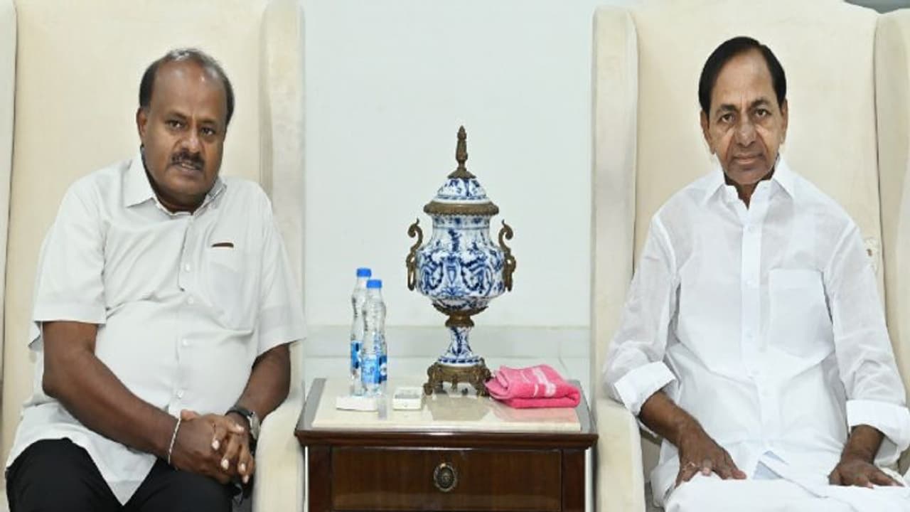 తెలంగాణ సీఎం కేసీఆర్తో సమావేశమైన కుమారస్వామి.. జాతీయ రాజకీయాలపై చర్చ..! తెలంగాణ సీఎం కేసీఆర్తో సమావేశమైన కుమారస్వామి.. జాతీయ రాజకీయాలపై చర్చ..!