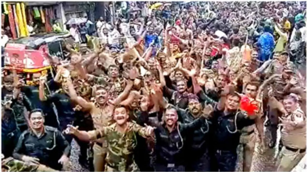 விநாயகர் சதுர்ச்சி ஊர்வலத்தில் பக்தி பாடலுக்கு உற்சாக நடனம் ஆடிய காவல்துறை.. வைரல் வீடியோ உள்ளே.. விநாயகர் சதுர்ச்சி ஊர்வலத்தில் பக்தி பாடலுக்கு உற்சாக நடனம் ஆடிய காவல்துறை.. வைரல் வீடியோ உள்ளே..