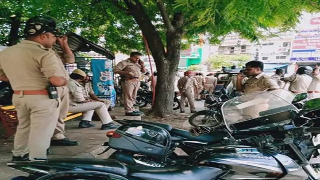 प्रयागराज: दबंग छात्रों ने दुकानदारों को दौड़ा दौड़कर खूब पीटा, एक कॉल करने पर लाठी डंडे के साथ आए कई युवक प्रयागराज: दबंग छात्रों ने दुकानदारों को दौड़ा दौड़कर खूब पीटा, एक कॉल करने पर लाठी डंडे के साथ आए कई युवक