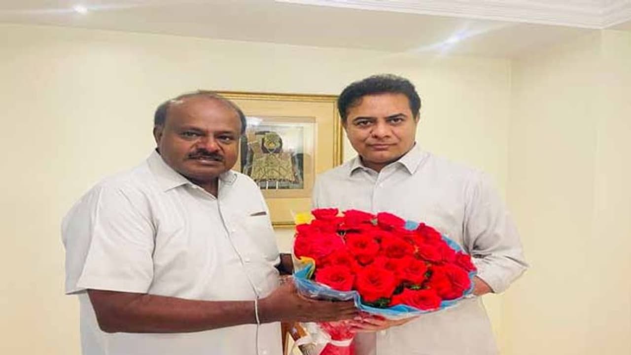 అభివృథ్తిపై గొప్ప థృక్పథం గల నాయకుడు: కేటీఆర్ తో భేటీపై కుమారస్వామి అభివృథ్తిపై గొప్ప థృక్పథం గల నాయకుడు: కేటీఆర్ తో భేటీపై కుమారస్వామి