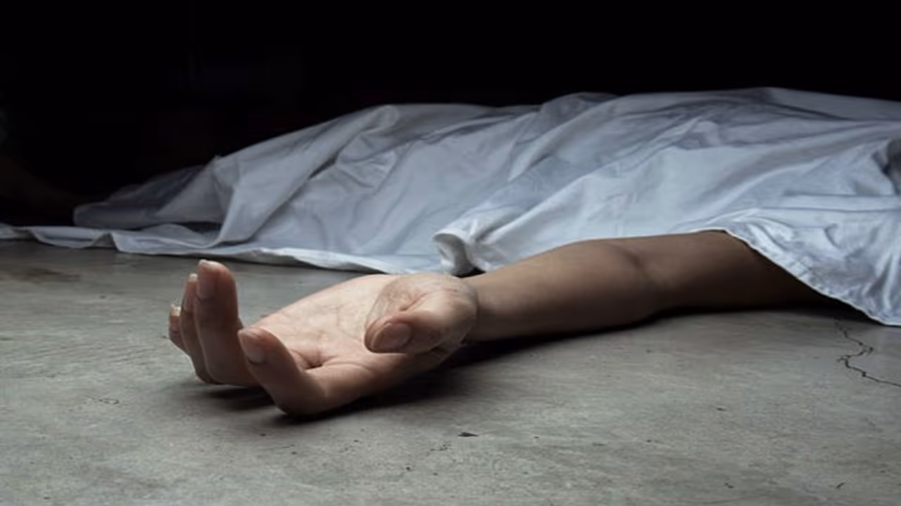 ഭാര്യയെ തുറിച്ച് നോക്കിയെന്ന് ആരോപിച്ച് ദളിത് യുവാവിനെയും മാതാപിതാക്കളെയും വെടിവെച്ച് കൊന്നു