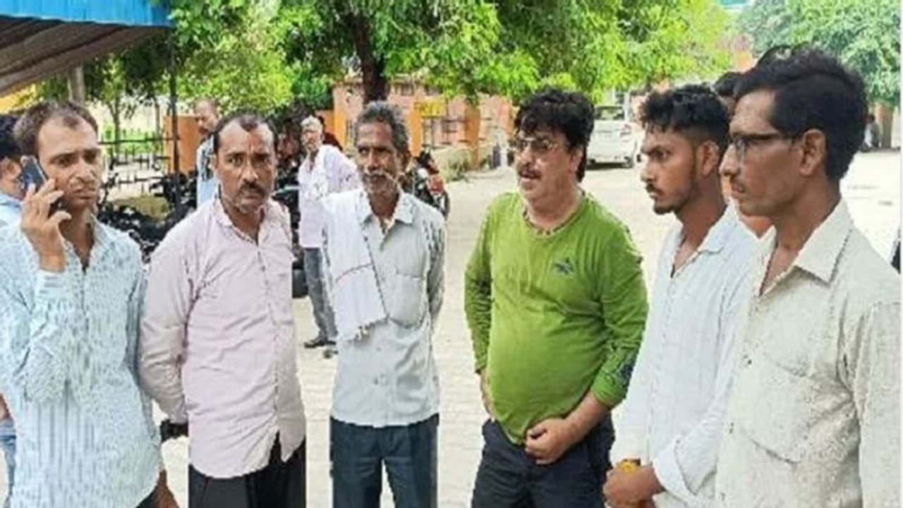 मैनपुरी में 12 बीघा जमीन के लिए रिश्ते को कत्ल, दामाद ने इस तरह से ससुर को उतारा मौत के घाट, सभी हैरान मैनपुरी में 12 बीघा जमीन के लिए रिश्ते को कत्ल, दामाद ने इस तरह से ससुर को उतारा मौत के घाट, सभी हैरान