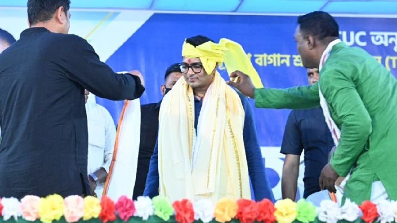 'নতুন তৃণমূল'এ কি ব্রাত্য পুরনোরা? উত্তরবঙ্গ থেকে সব জানালেন অভিষেক বন্দ্যোপাধ্যায় 'নতুন তৃণমূল'এ কি ব্রাত্য পুরনোরা? উত্তরবঙ্গ থেকে সব জানালেন অভিষেক বন্দ্যোপাধ্যায়