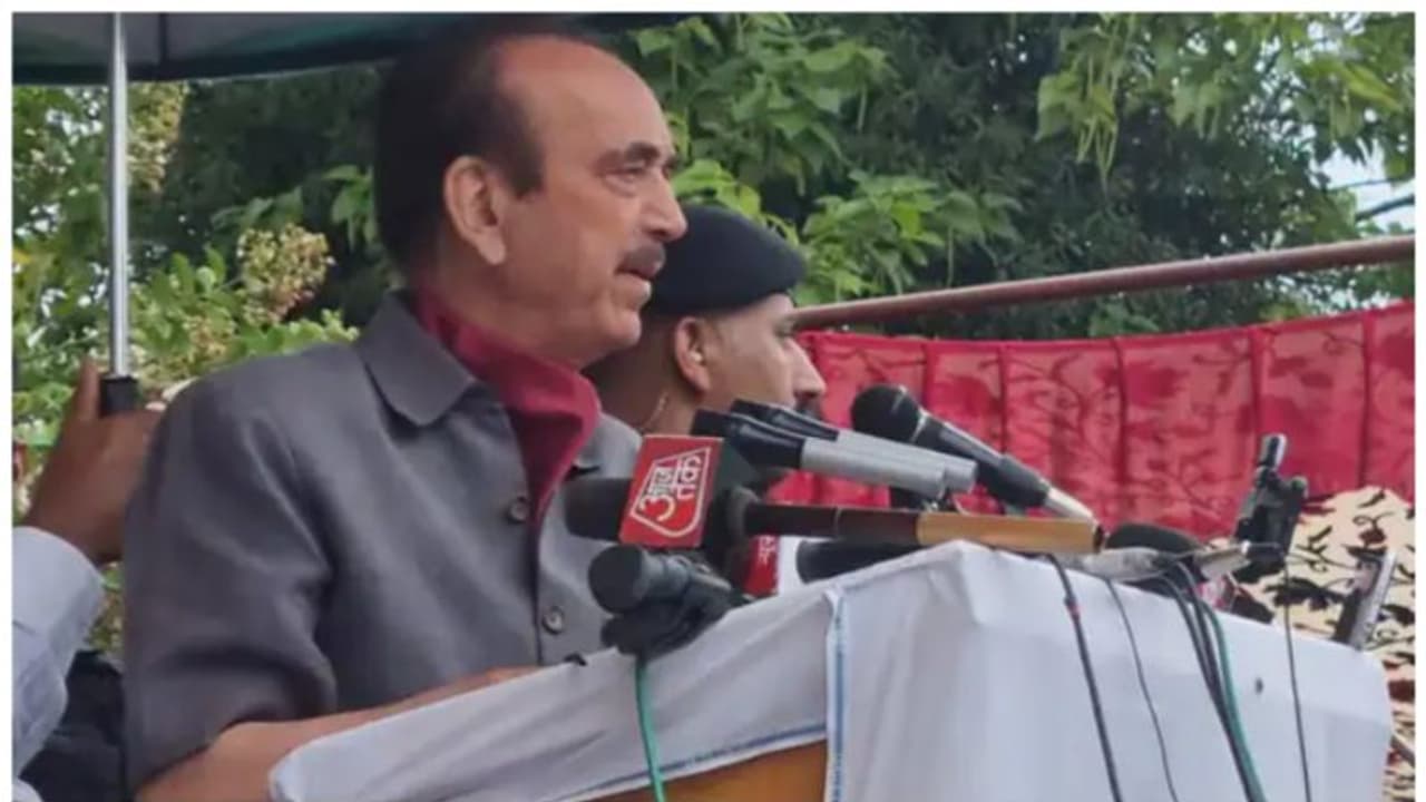 കശ്മീരിന്റെ പ്രത്യേക പദവി പുനസ്ഥാപിക്കാനാവില്ല, നുണപ്രചാരണം നിർത്തൂ; കോൺഗ്രസിനെ വെല്ലുവിളിച്ച് ഗുലാം നബി കശ്മീരിന്റെ പ്രത്യേക പദവി പുനസ്ഥാപിക്കാനാവില്ല, നുണപ്രചാരണം നിർത്തൂ; കോൺഗ്രസിനെ വെല്ലുവിളിച്ച് ഗുലാം നബി