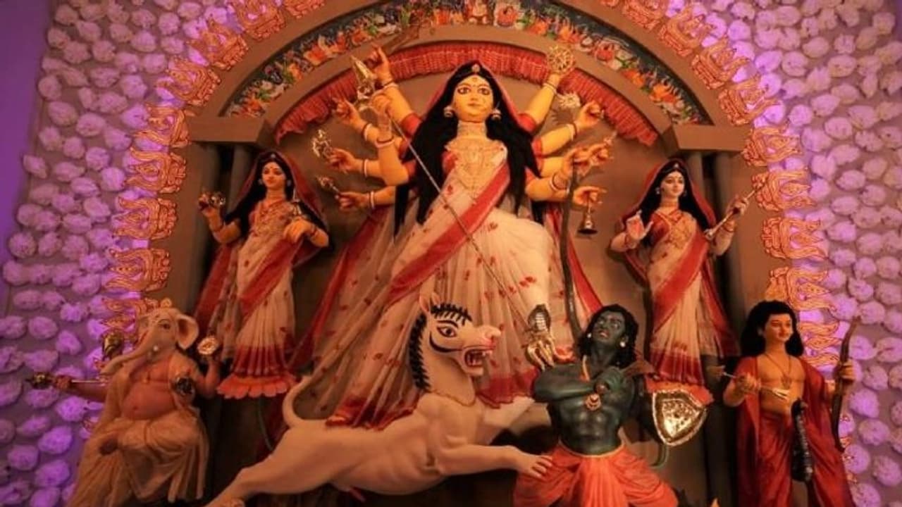  সম্পর্ক থেকে শুরু করে প্রকৃতির বুনন ফুটে উঠে টালা বারোয়ারির মণ্ডপে, সনাতনী রূপে বিরাজ করবেন দেবী 