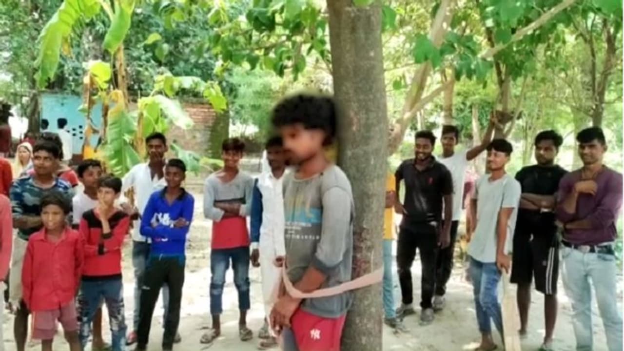 उन्नाव: मंदिर से घंटा चोरी करने वाले दो चोरों को पेड़ से बांधकर ग्रामीणों ने दी तालिबानी सजा