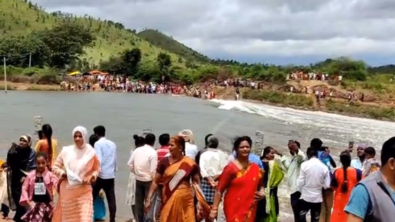 88 ವರ್ಷಗಳ ಬಳಿಕ ವಾಣಿ ವಿಲಾಸ ಸಾಗರ ಡ್ಯಾಂ ಕೋಡಿ, ಹರಿದು ಬರ್ತಿರೋ ಜನಸಾಗರ