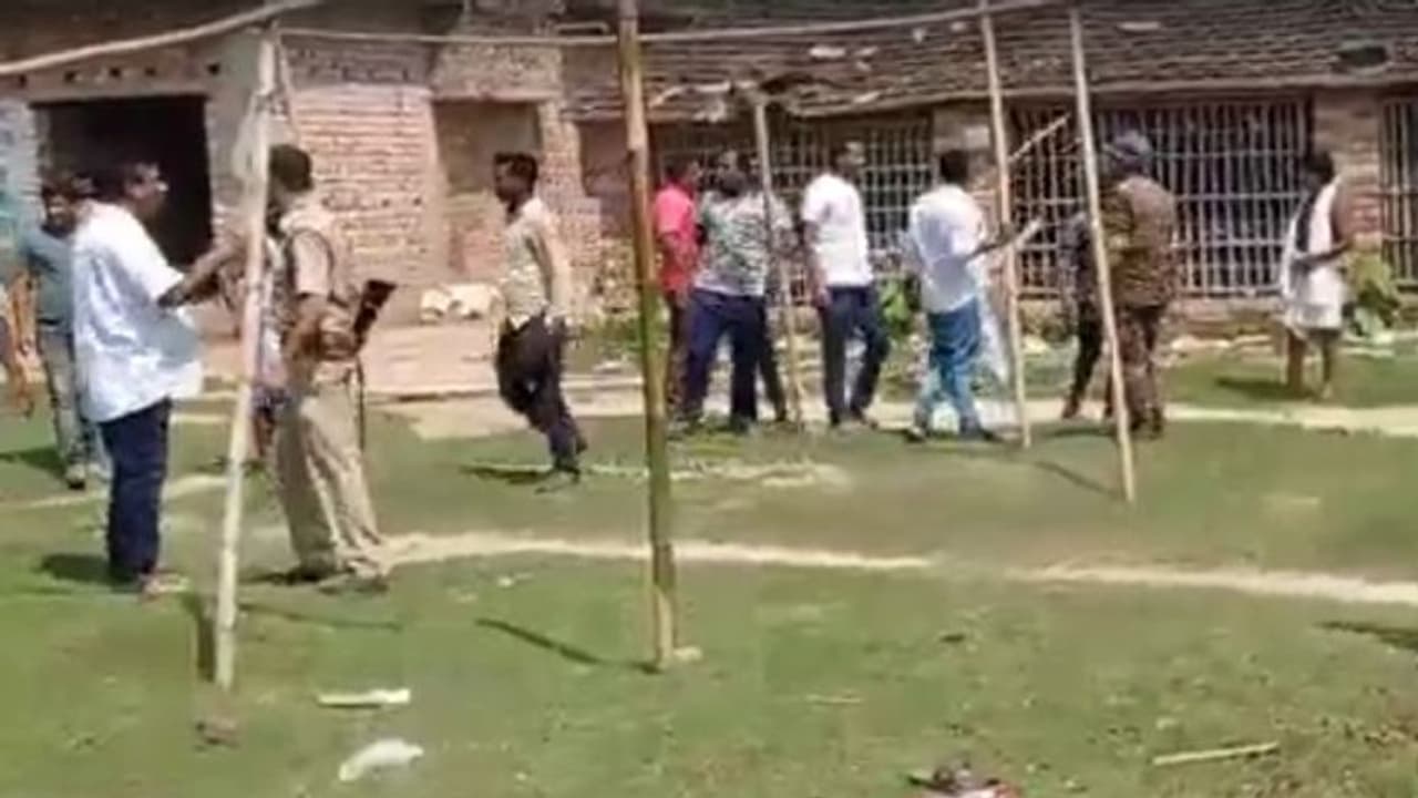 রতুয়া হাই মাদ্রাসার দখল নেবে কে? তাই নিয়ে ধুন্ধুমার তৃণমূল সিপিএম এর মধ্যে রতুয়া হাই মাদ্রাসার দখল নেবে কে? তাই নিয়ে ধুন্ধুমার তৃণমূল সিপিএম এর মধ্যে