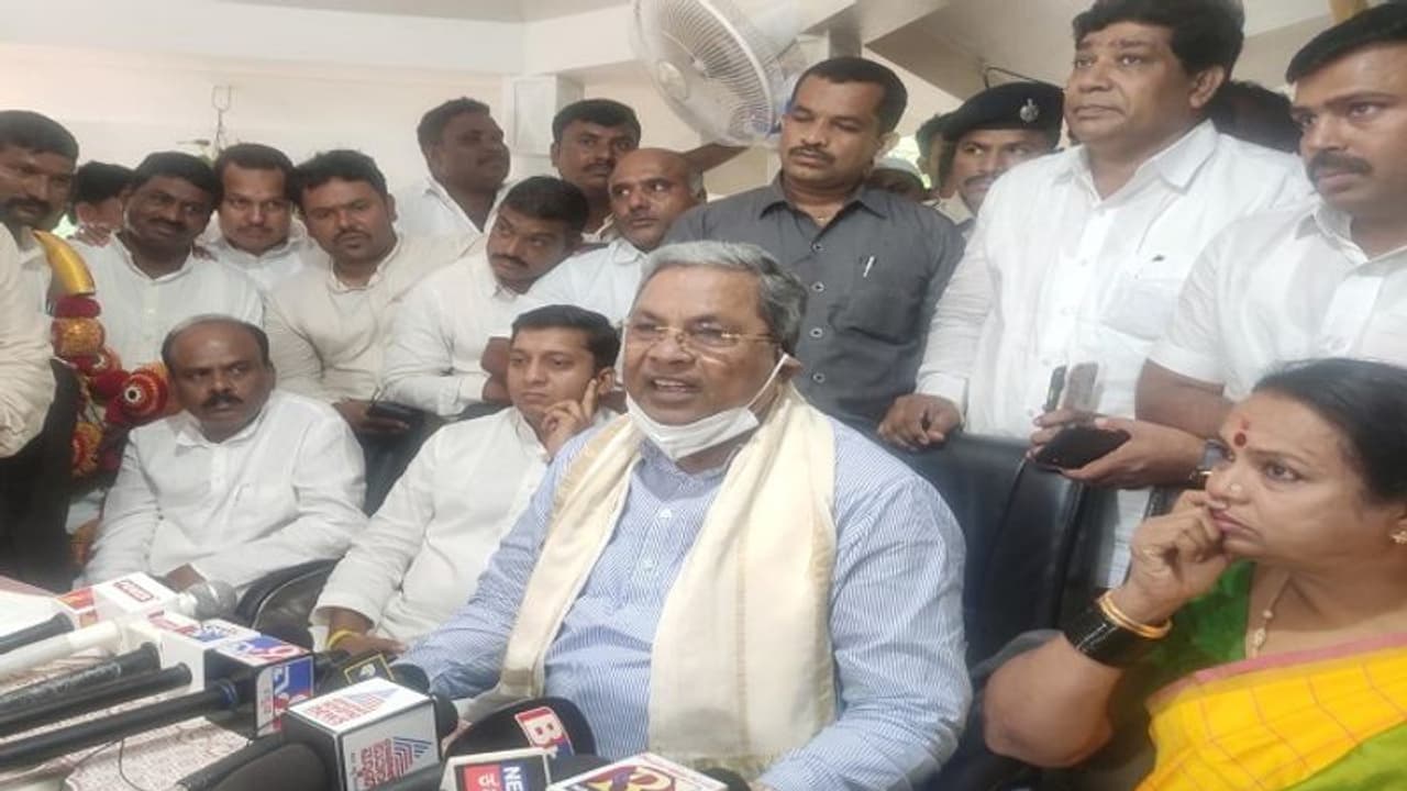 ನಾನೇ ಮುಖ್ಯಮಂತ್ರಿ ಆಗ್ತೀನಿ ಅಂತ ಬಿಜೆಪಿಯವರಿಗೆ ಈಗಲೇ ಭಯ: ಸಿದ್ದು ಮಾತಿನ ಅರ್ಥವೇನು? ನಾನೇ ಮುಖ್ಯಮಂತ್ರಿ ಆಗ್ತೀನಿ ಅಂತ ಬಿಜೆಪಿಯವರಿಗೆ ಈಗಲೇ ಭಯ: ಸಿದ್ದು ಮಾತಿನ ಅರ್ಥವೇನು?