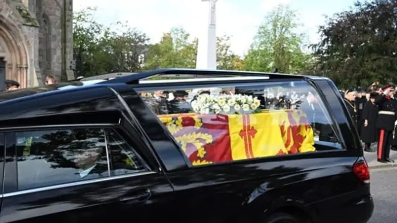 வரலாற்று தருணம்... பால்மோரவில் இருந்து புறப்பட்டது ராணி இரண்டாம் எலிசபெத்தின் உடல்!! வரலாற்று தருணம்... பால்மோரவில் இருந்து புறப்பட்டது ராணி இரண்டாம் எலிசபெத்தின் உடல்!!