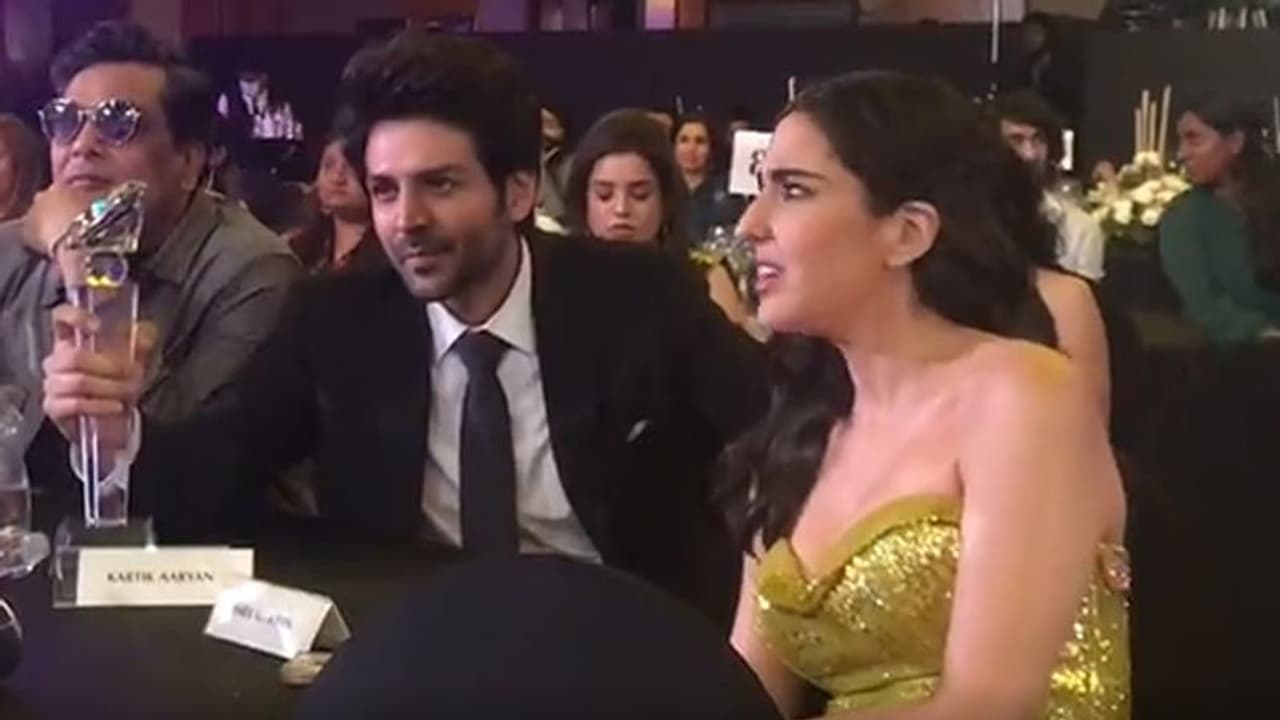 कार्तिक आर्यन का EX गर्लफ्रेंड सारा अली खान के साथ VIDEO वायरल, केमिस्ट्री देख लोगों ने किए ऐसे कमेंट कार्तिक आर्यन का EX गर्लफ्रेंड सारा अली खान के साथ VIDEO वायरल, केमिस्ट्री देख लोगों ने किए ऐसे कमेंट