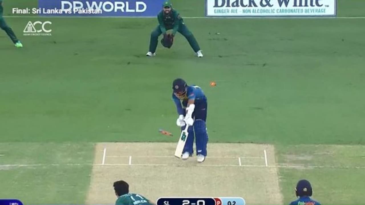 വേഗം, അതിനൊപ്പം സ്വിങ്ങും! അനങ്ങാന് കഴിയില്ല; മെന്ഡിസിന്റ പ്രതിരോധം തകര്ത്ത നസീം ഷായുടെ പന്ത് വീഡിയോ വേഗം, അതിനൊപ്പം സ്വിങ്ങും! അനങ്ങാന് കഴിയില്ല; മെന്ഡിസിന്റ പ്രതിരോധം തകര്ത്ത നസീം ഷായുടെ പന്ത് വീഡിയോ