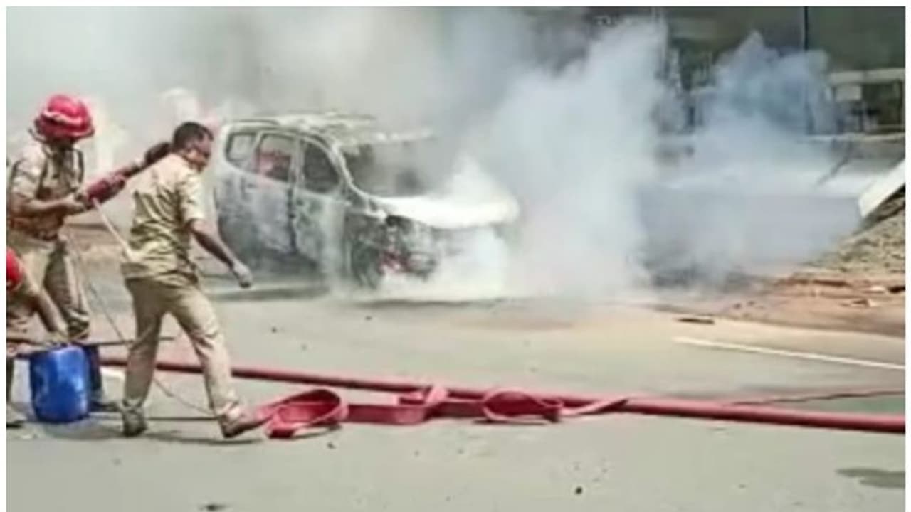 മൂവാറ്റുപുഴയിൽ ഓടിക്കൊണ്ടിരുന്ന കാർ കത്തിനശിച്ചു, രണ്ടു കുട്ടികളടക്കം രക്ഷപ്പെട്ടത് തലനാരിഴക്ക് 