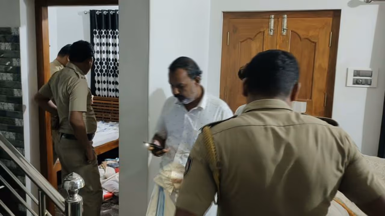 പാലക്കാട് കൂറ്റനാട് രണ്ട് വീടുകൾ കവർച്ച നടത്തിയ നിലയിൽ പാലക്കാട് കൂറ്റനാട് രണ്ട് വീടുകൾ കവർച്ച നടത്തിയ നിലയിൽ