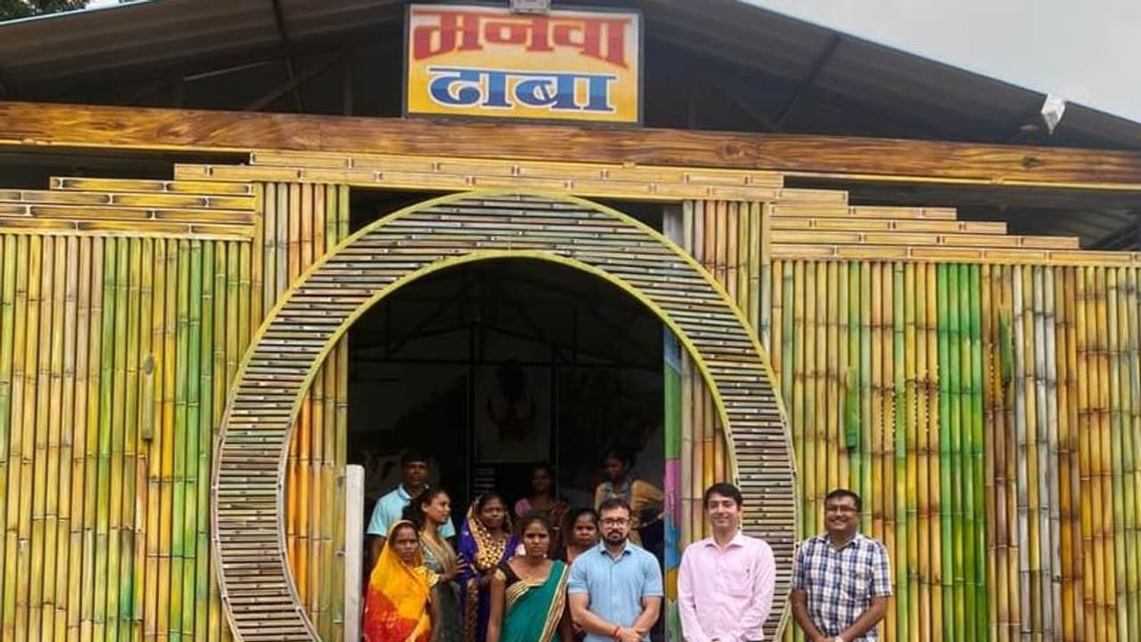 మావోయిస్టు ఏరియాలో దాబా నడుపుతున్న మహిళలు.. ఎలా సాధ్యమైంది? మావోయిస్టు ఏరియాలో దాబా నడుపుతున్న మహిళలు.. ఎలా సాధ్యమైంది?