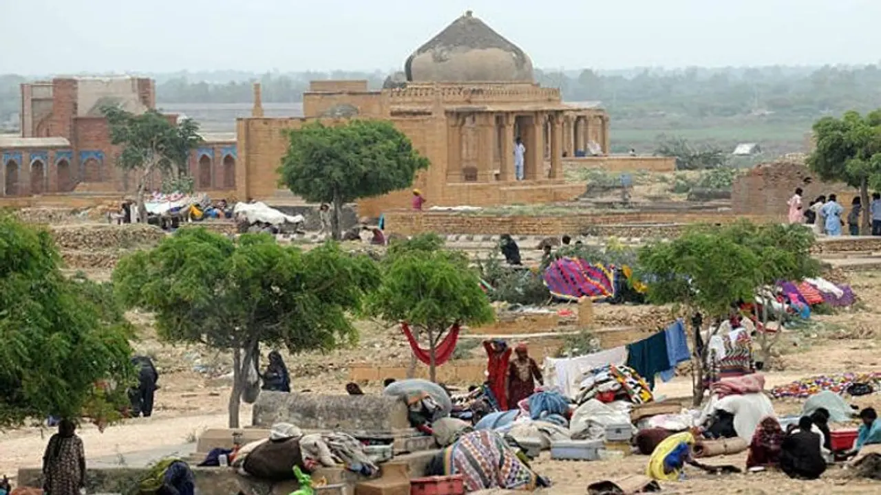 বন্যা বিধ্বস্ত পাকিস্তানে ঘরছাড়া মুসলিমদের শেষ আশ্রয় মন্দির, দুবেলা অন্ন যোগাচ্ছেন হিন্দুরা বন্যা বিধ্বস্ত পাকিস্তানে ঘরছাড়া মুসলিমদের শেষ আশ্রয় মন্দির, দুবেলা অন্ন যোগাচ্ছেন হিন্দুরা