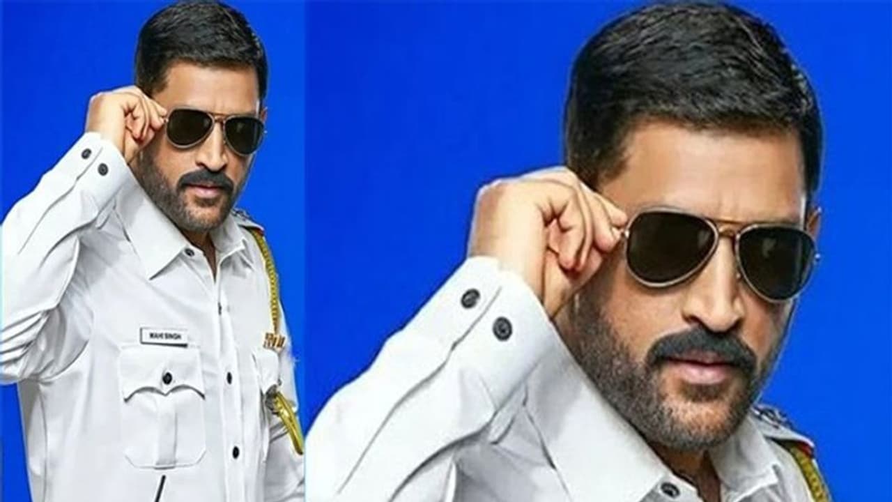 क्रिकेट छोड़ ट्रैफिक पुलिस बने महेंद्र सिंह धोनी, काला चश्मा लगाकर दबंग अंदाज में आए नजर क्रिकेट छोड़ ट्रैफिक पुलिस बने महेंद्र सिंह धोनी, काला चश्मा लगाकर दबंग अंदाज में आए नजर
