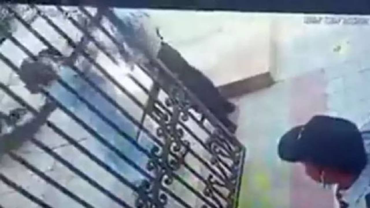 സെക്യൂരിറ്റി ഗാർഡിനെ നിർത്താതെ തല്ലി സ്ത്രീ, വീഡിയോ വൈറൽ, രോഷം സെക്യൂരിറ്റി ഗാർഡിനെ നിർത്താതെ തല്ലി സ്ത്രീ, വീഡിയോ വൈറൽ, രോഷം