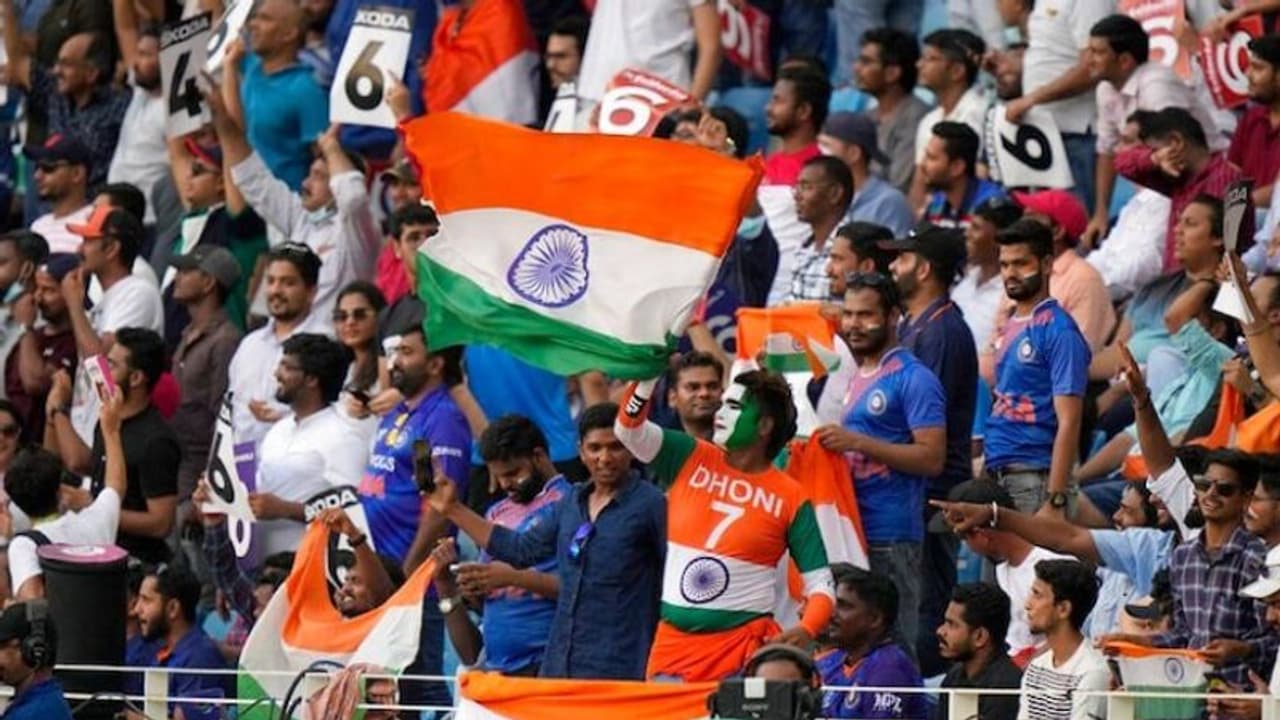 ഫൈനല്‍ കാണാന്‍ ഇന്ത്യന്‍ ആരാധകര്‍ വേണ്ട! സ്റ്റേഡിയത്തിന് പുറത്ത് തടഞ്ഞ് പൊലീസ്; വീഡിയോ കാണാം